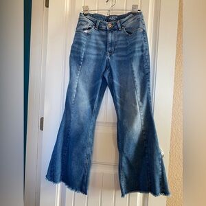 Frayed Hem Wide-Leg Jeans in Medium Blue